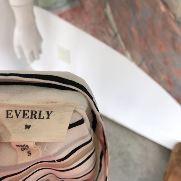 Everly Striped Popover White Blouse Top SZ Small - Picture 7 of 8